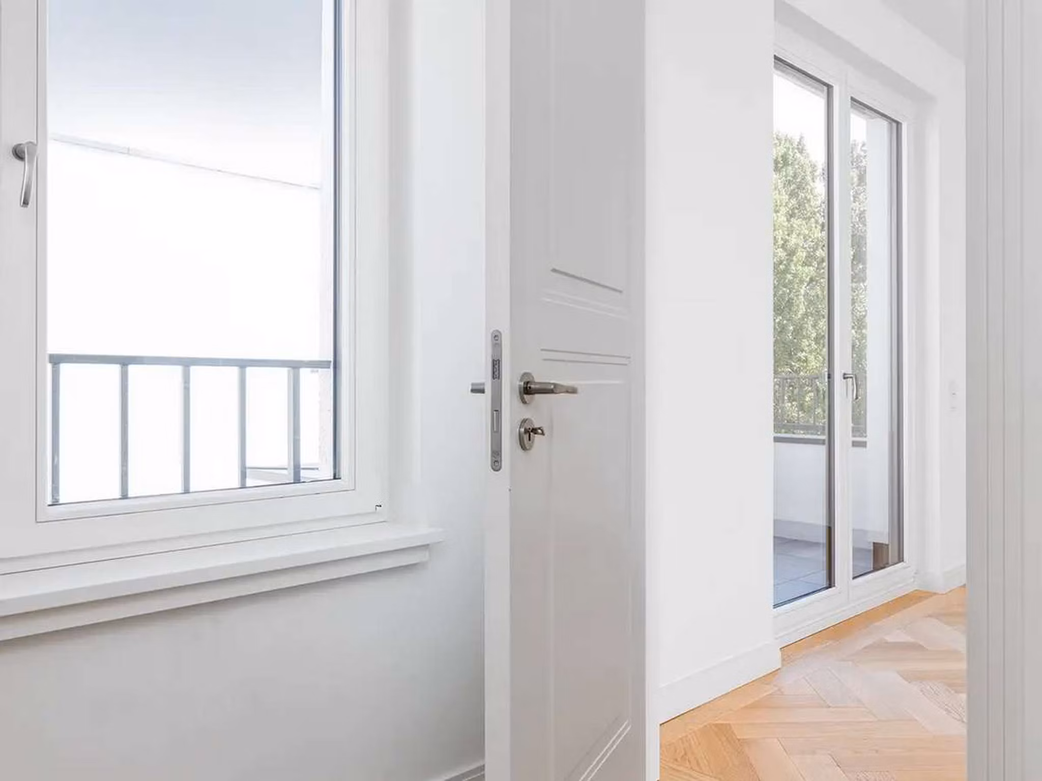 Ankleide mit Blick zum Schlafzimmer und Balkon | WE 2.11