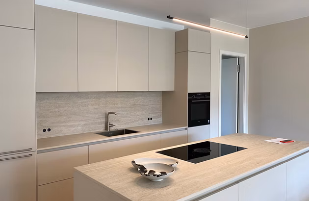 Küchenbereich mit Kochinsel (Musterwohnung im Projekt)