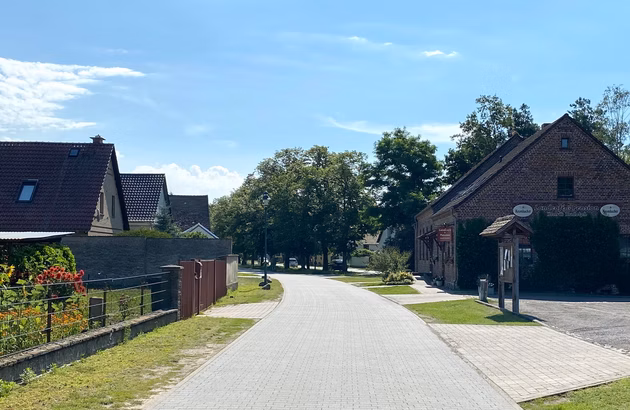 Lindenstraße mit Landcafé