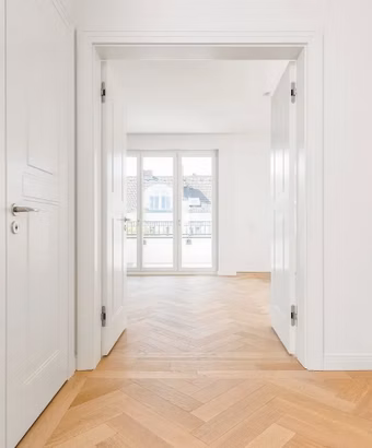 Wieland & Pestalozzi – Berlin-Charlottenburg – Diele / Flur mit Doppelflügeltür zum Wohn-Küchen-Essbereich | WE 2.11