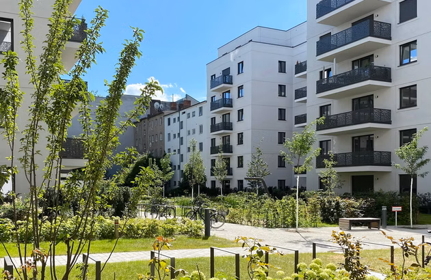 Grüner großer Innenhof für Bewohner