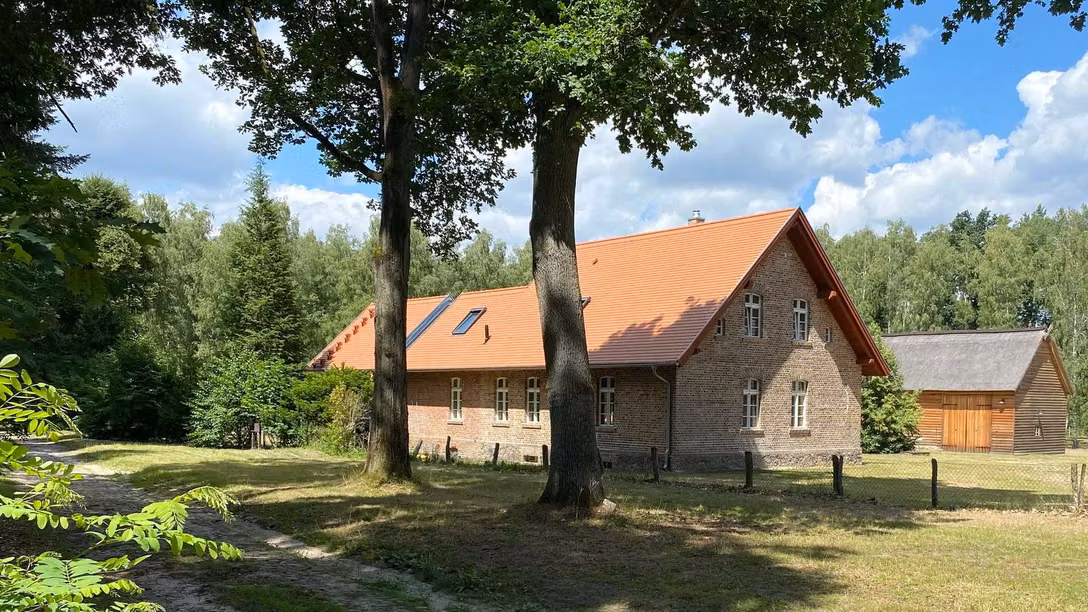 ALTE FÖRSTEREI RAUEN | Exklusiver Privatwohnsitz mit Reetdachscheune, 15.211 m² Waldareal und genehmigtem Baupotenzial