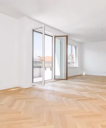 Wieland & Pestalozzi – Berlin-Charlottenburg – offener Wohn-Küchen-Essbereich mit Balkonzugang | WE 2.11