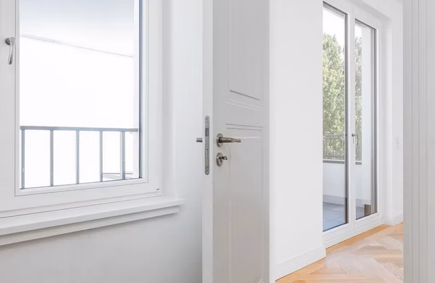 Wieland & Pestalozzi – Berlin-Charlottenburg – Ankleide mit Blick zum Schlafzimmer und Balkon | WE 2.11