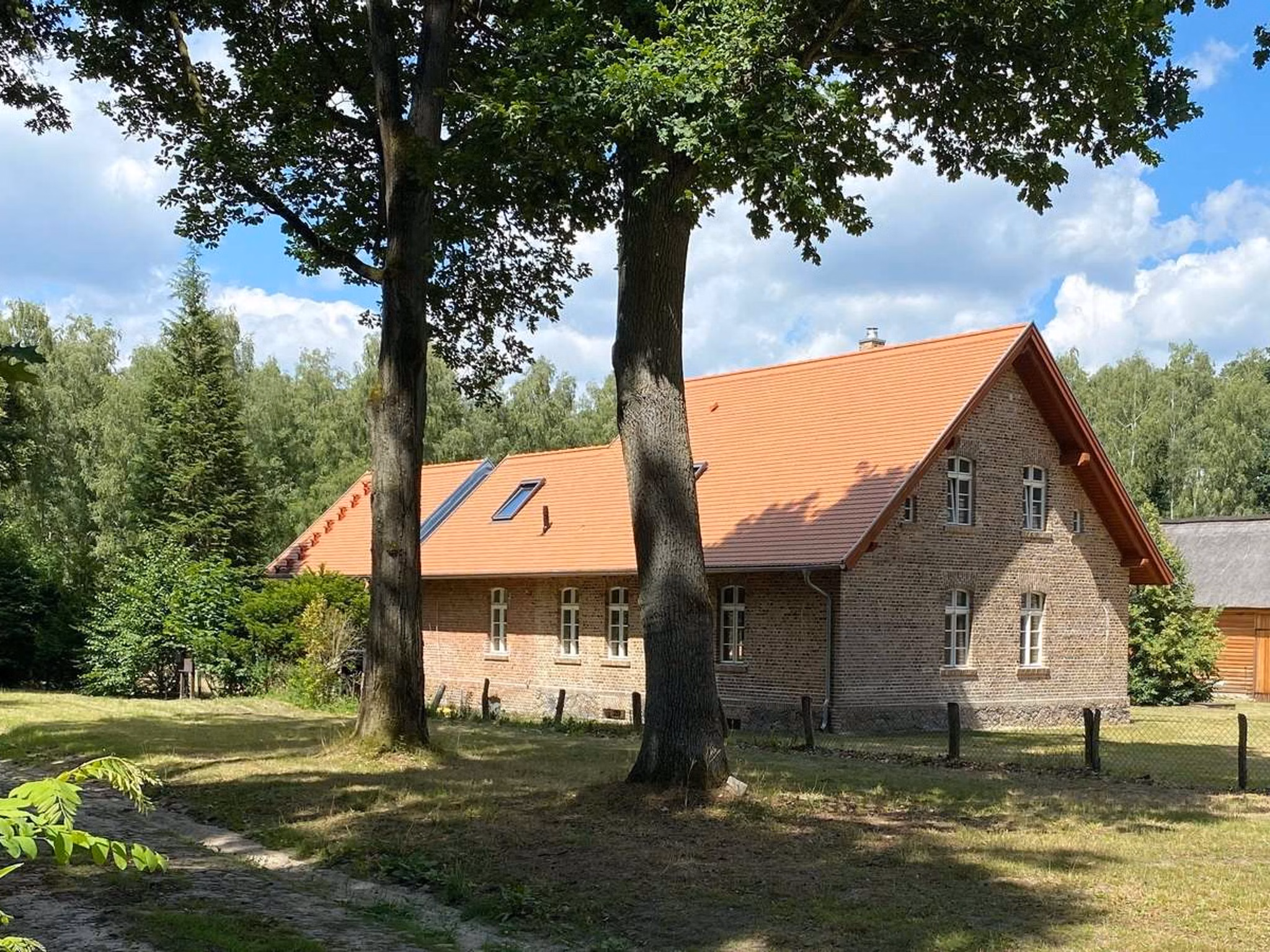ALTE FÖRSTEREI RAUEN | Exklusiver Privatwohnsitz mit Reetdachscheune, 15.211 m² Waldareal und genehmigtem Baupotenzial