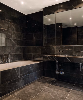 Wieland & Pestalozzi – Berlin-Charlottenburg – Master-En-Suite-Bad mit Dusche und Badewanne | WE 1.13