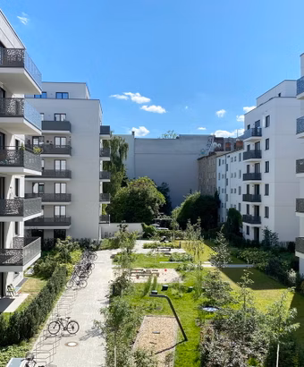 Innenhof mit Sitzmöglichkeiten und Spielplatz