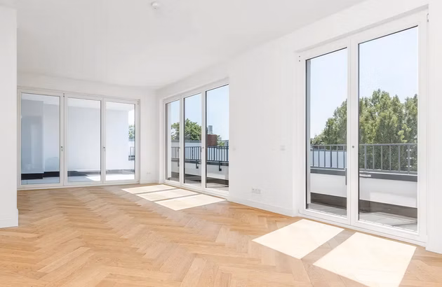 Wieland & Pestalozzi – Berlin-Charlottenburg – Wohnbereich 2 mit Kaminanschluss und Südterrassen | WE 1.17